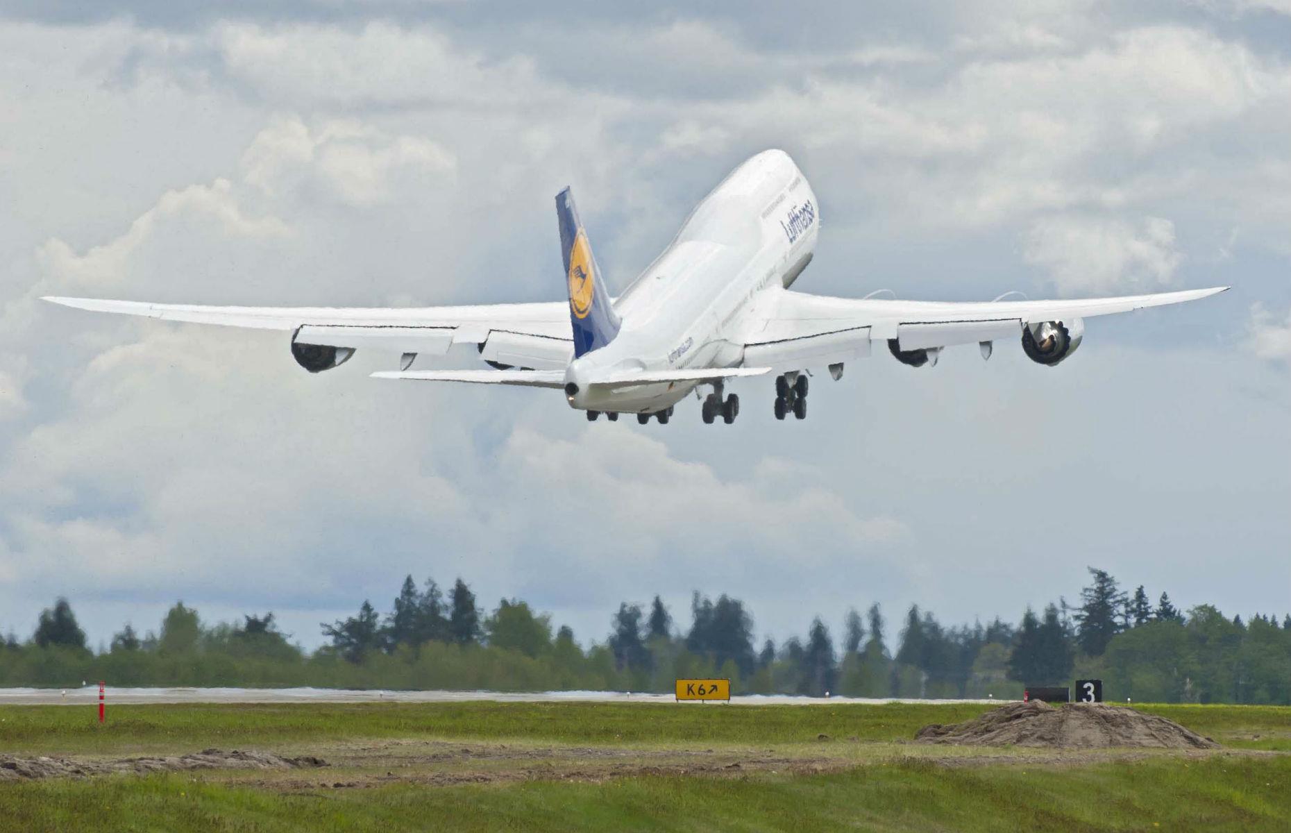 Boeing 747-8: 224 feet
